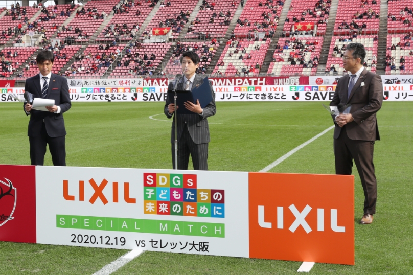 LIXIL SDGsアンバサダーに就任し、あいさつする内田篤人さん