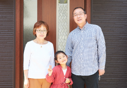Ｋ様ご夫婦、お孫さんと一緒に