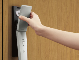 シリンダーがカバーに覆われているため、ピッキング対策に効果的。