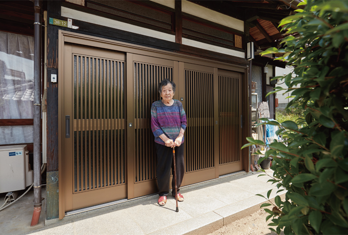 歴史を重ねた住まいにも、玄関引戸はしっかりと溶け込みます。
