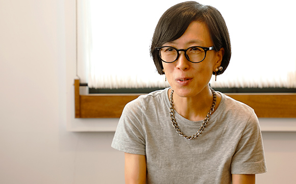 インタビュー中の大谷猶子さん