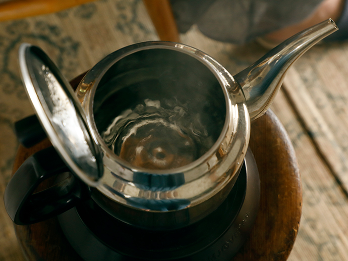 土地の澄んだ水をお茶に使う