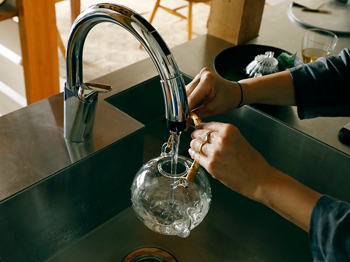 土地の澄んだ水をお茶に使う