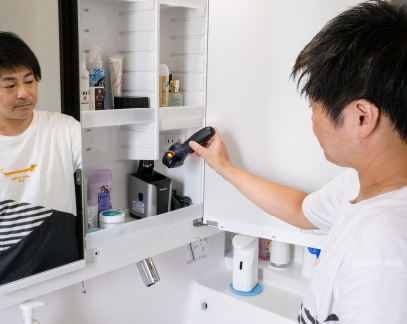 電動シェーバーを収納できるミラー裏
