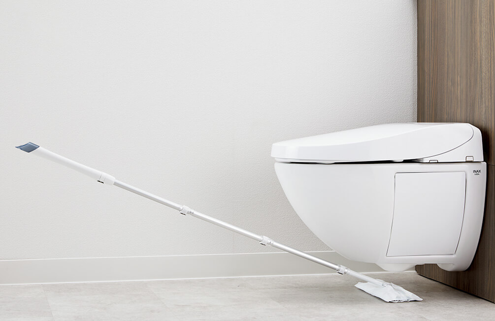 写真：トイレの下を掃除している様子