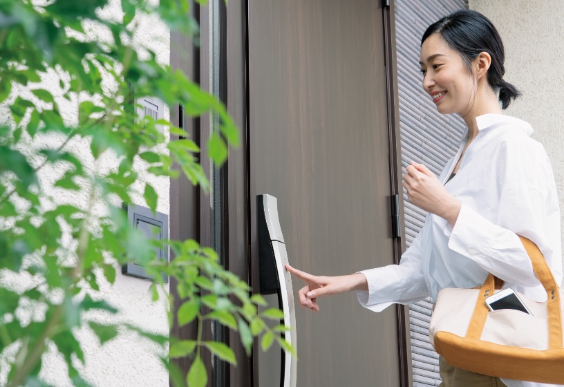 女性がドアを開ける様子