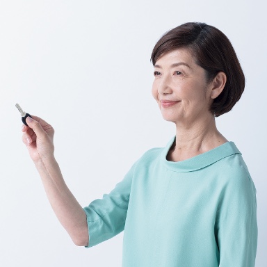 手動キーを人が持っている様子