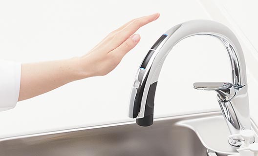 手をかざしてふ吐水している様子