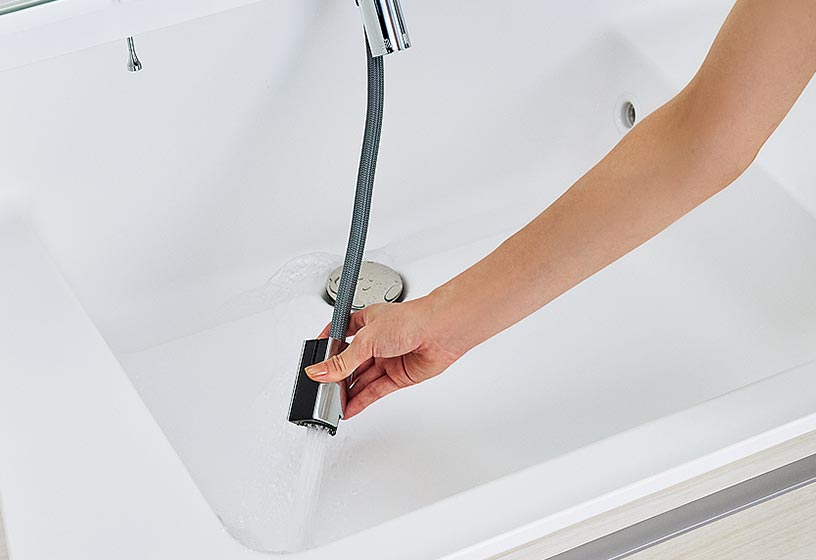 ホースを引き出してボウル手前に水を流すイメージ